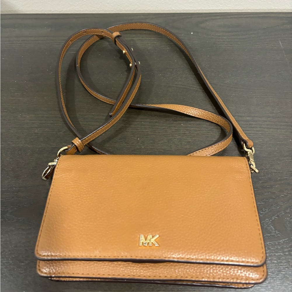 Michal Kors MK Pebbled Leather crossbody Wallet